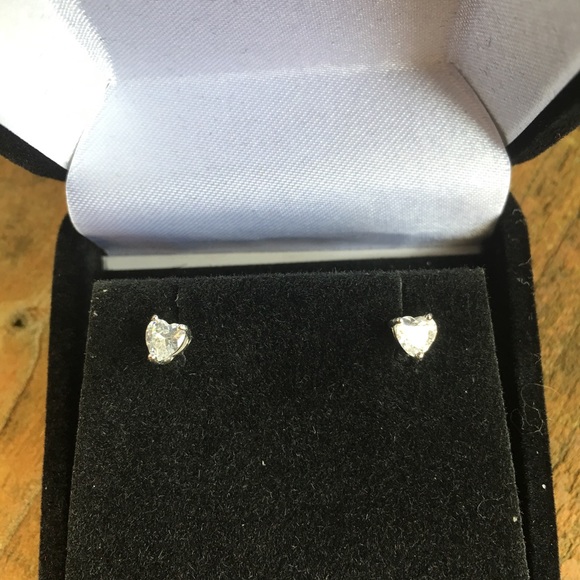 5⭐️RATED HEART STUDS - Picture 4 of 6