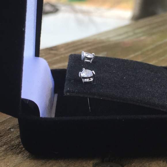 5⭐️RATED HEART STUDS - Picture 5 of 6