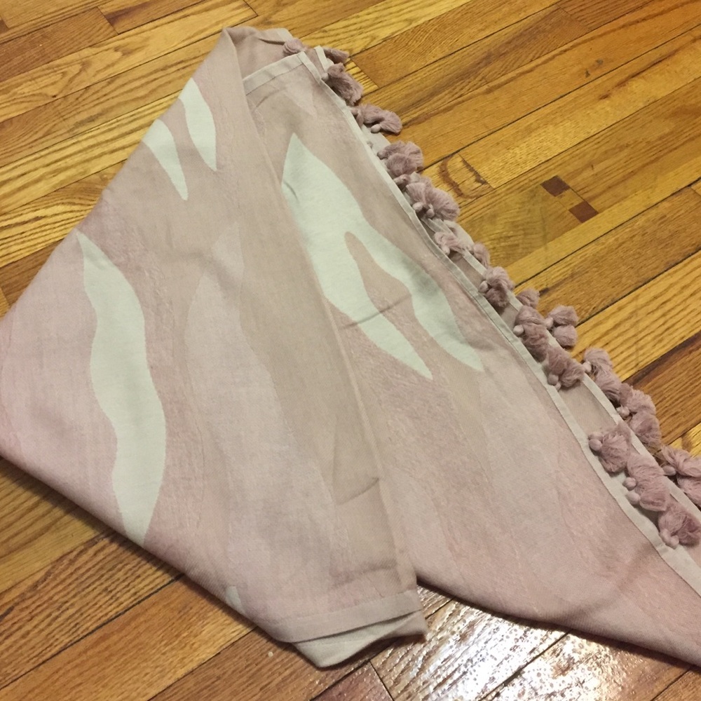 Lululemon blush pink and white wrap/scarf