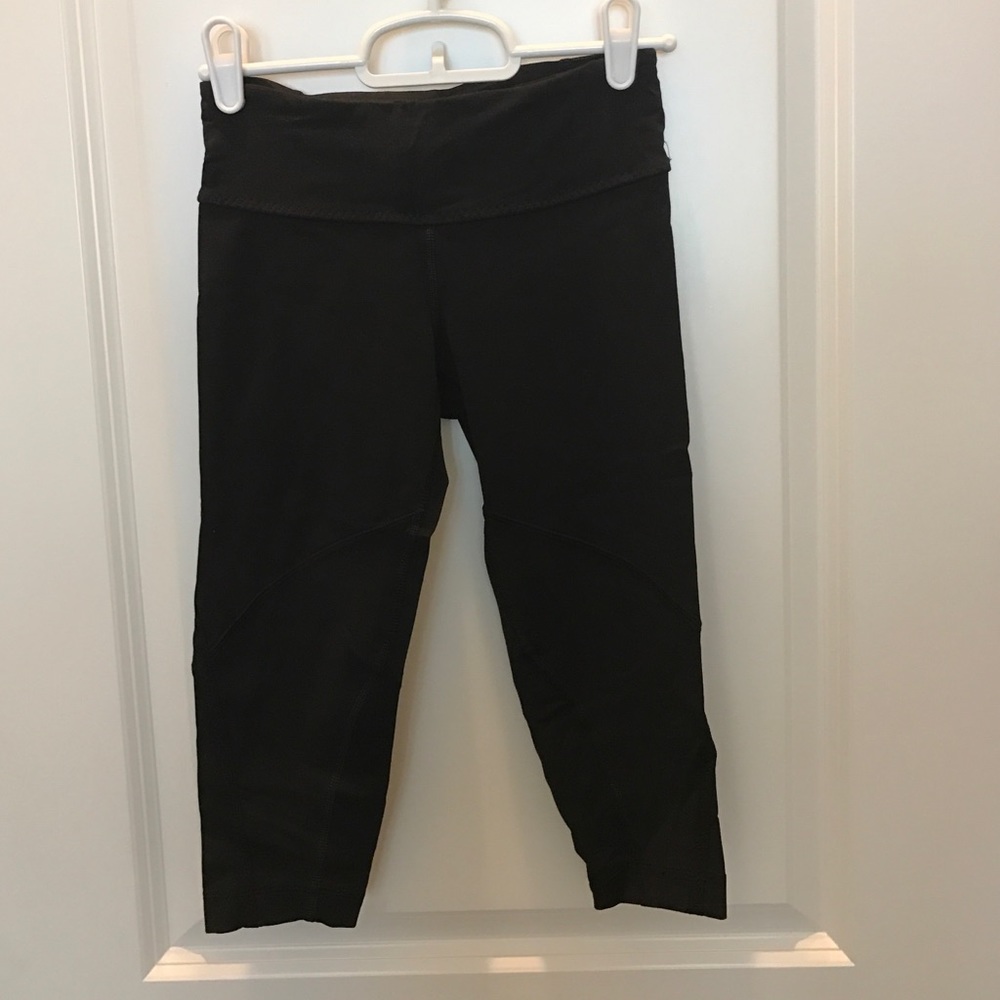 Black Lululemon running crops.