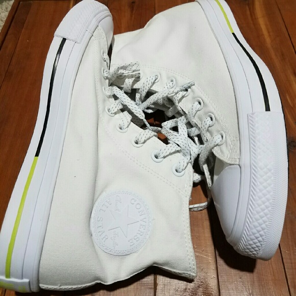 Converse Other - NWOB Unisex white Converse