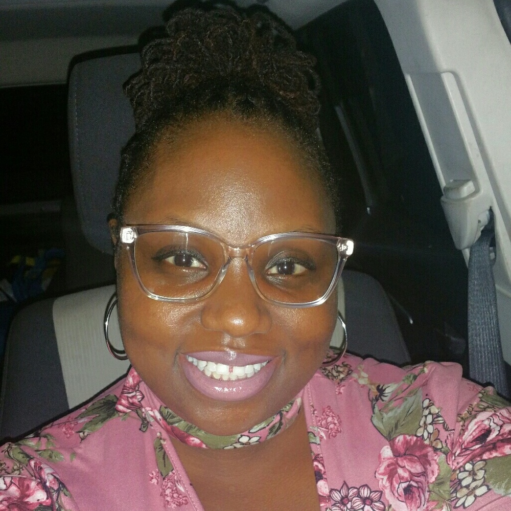 Meet your Posher, Alexis