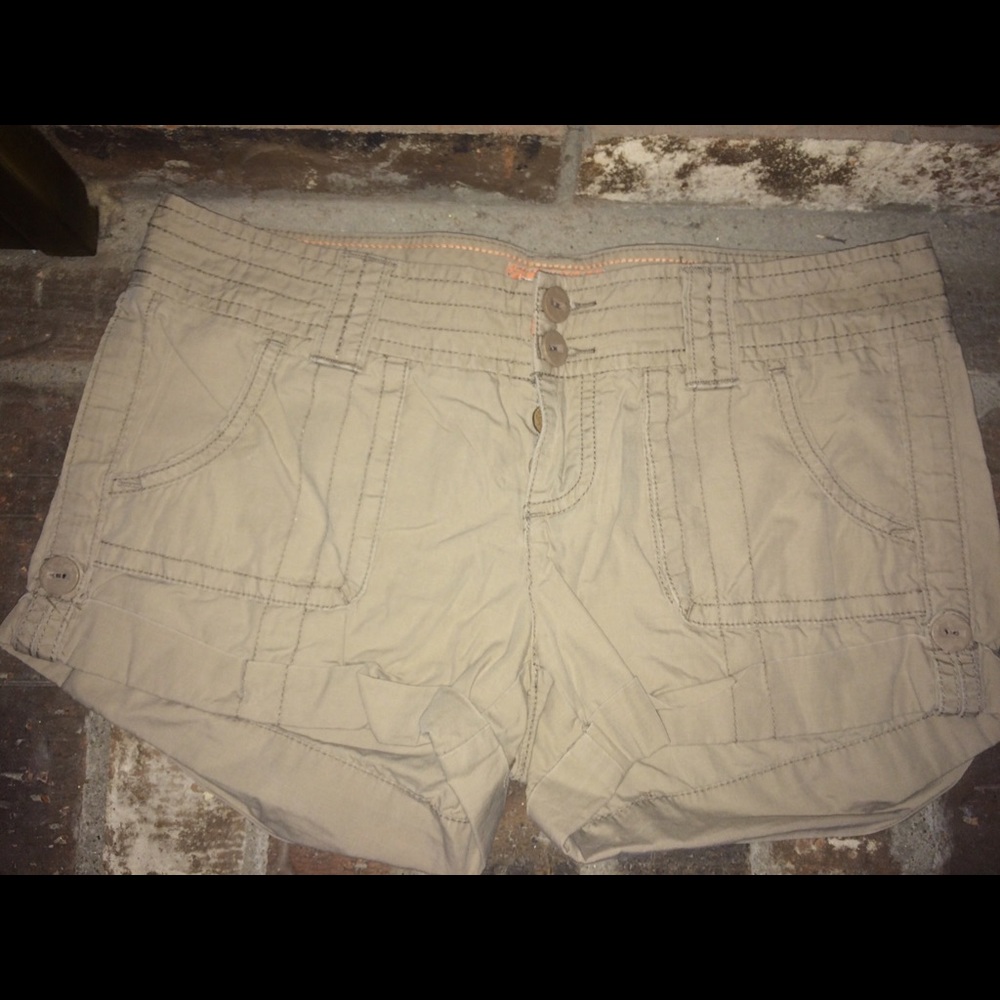 •MARKDOWN• American Eagle khaki shorts
