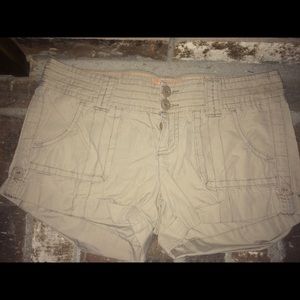 •MARKDOWN• American Eagle khaki shorts