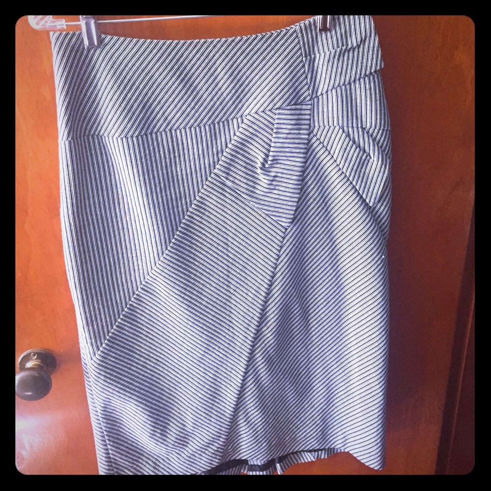 Striped pencil skirt with bow detail, kick pleat