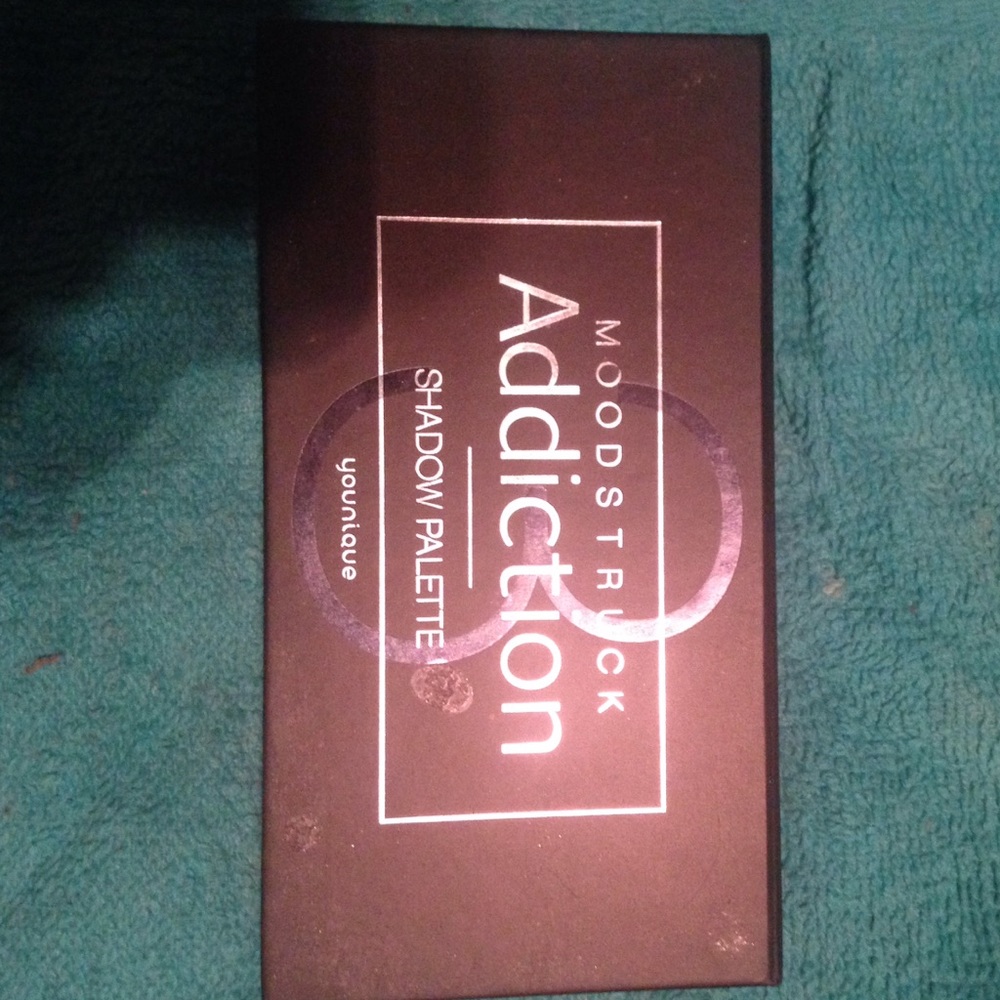 Younique eyeshadow palette