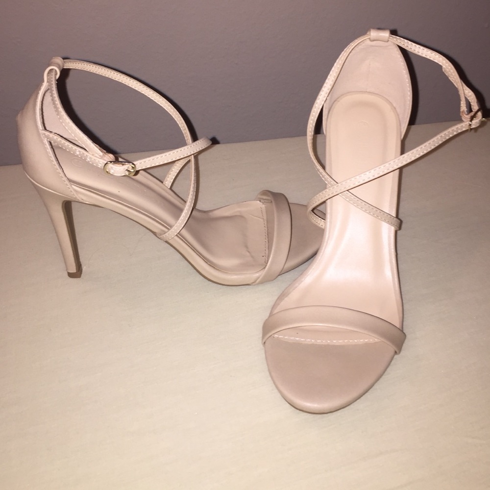 BNWOT Nude heels 7.5