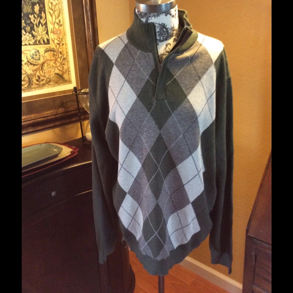 NWT. Men's olive green Aargyle crewneck sweater