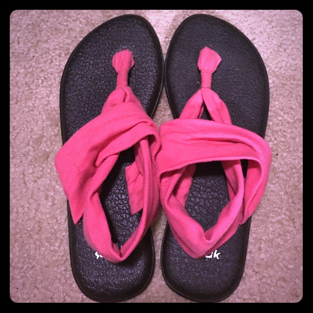 Yoga mat Sanuk flip flops.