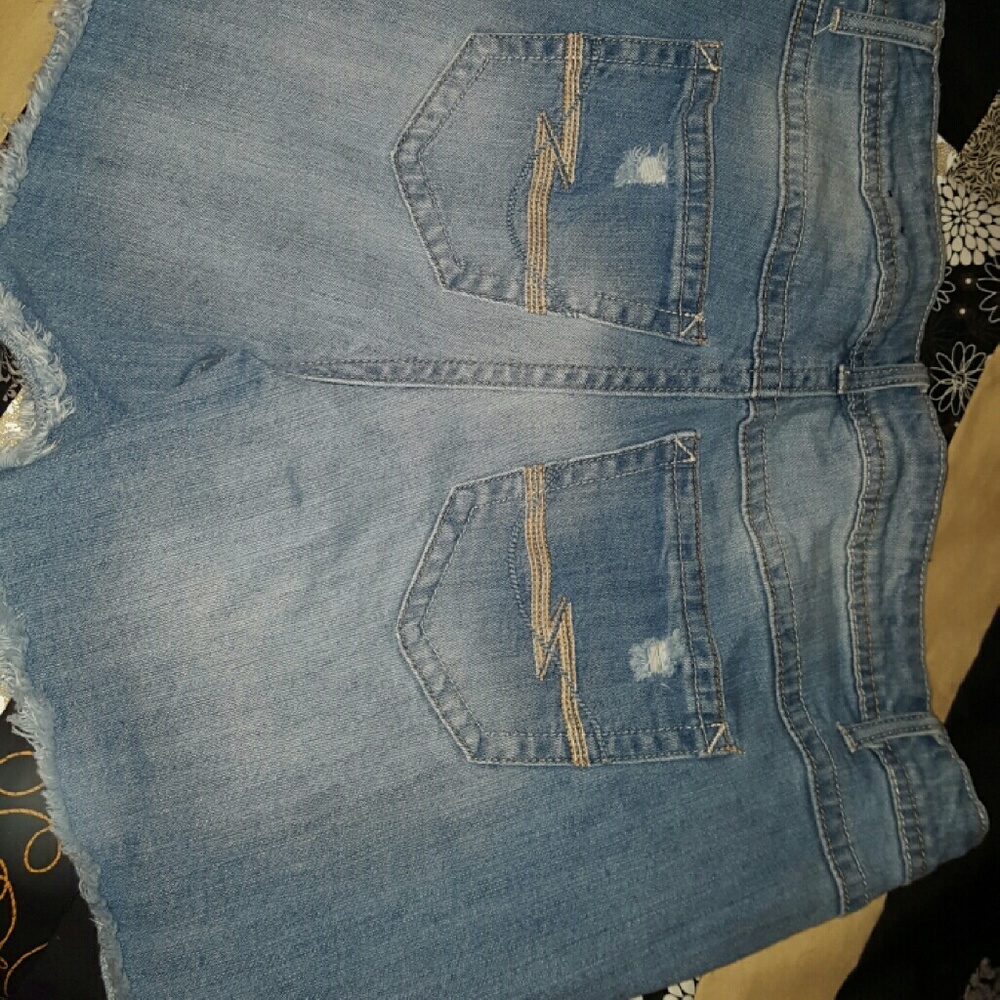 Shorts - Picture 3 of 4