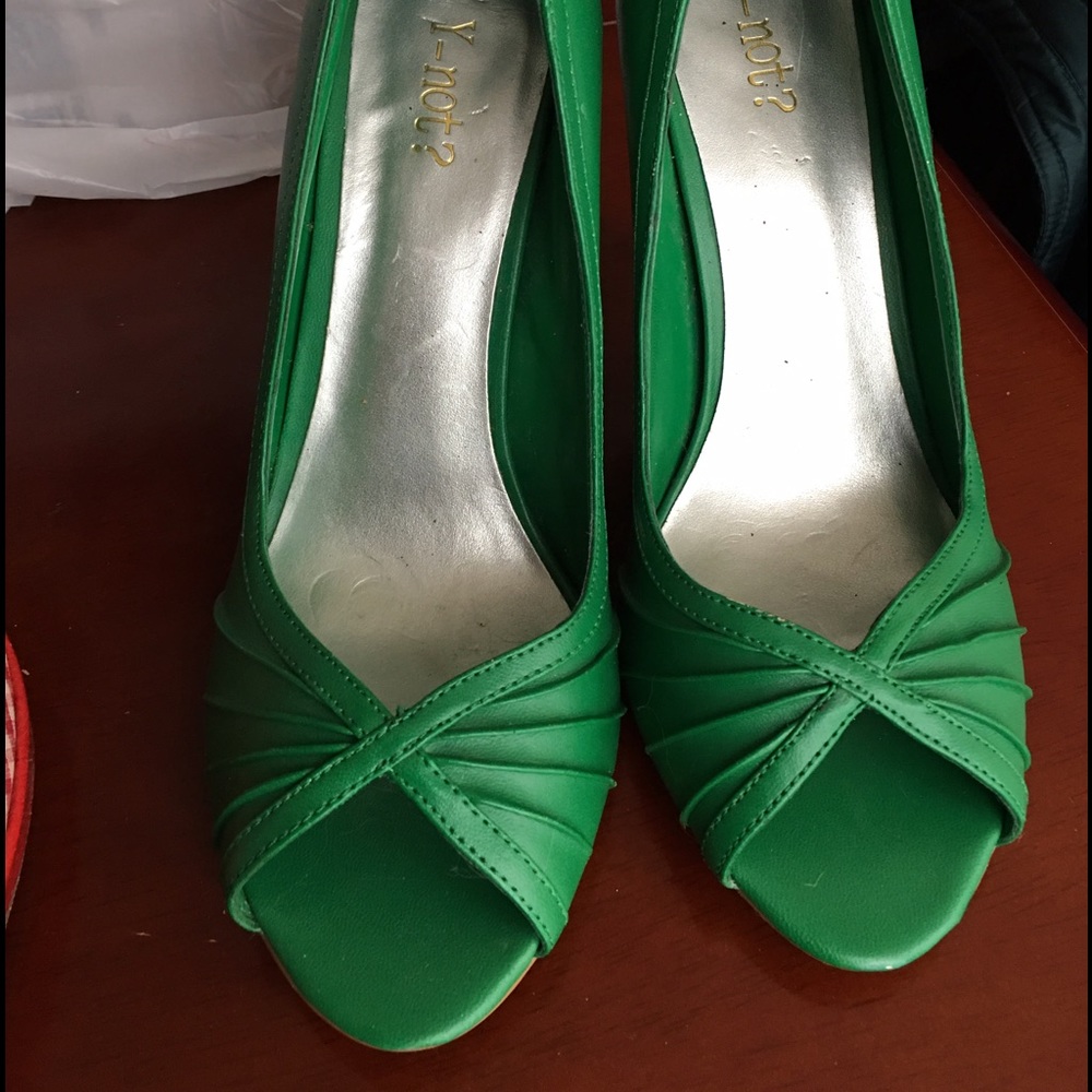 Perfectly green 8.5 peep toe pumps