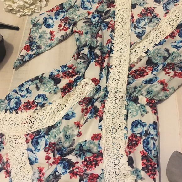 Lace and floral romper - Picture 2 of 4