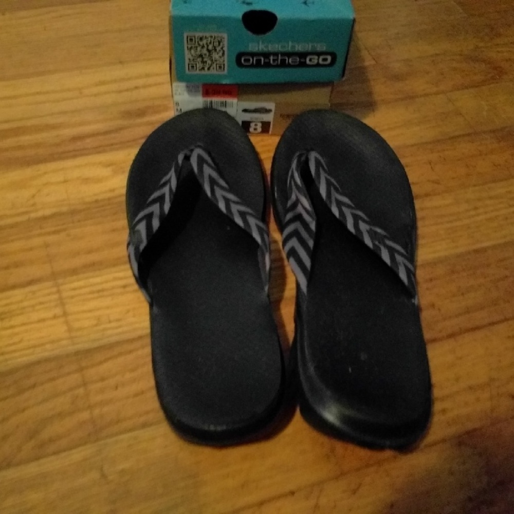 Skechers flip flops
