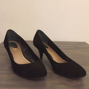 Black kitten heel suede pumps