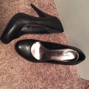 Black pumps