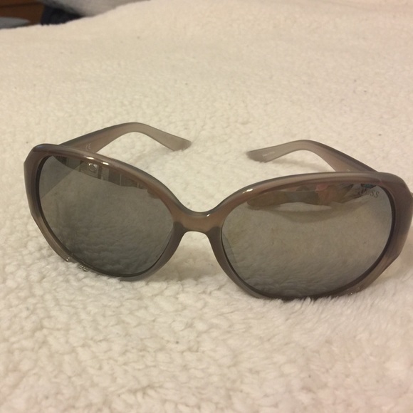 GUESS sunglasses with case  NEW main image 4
