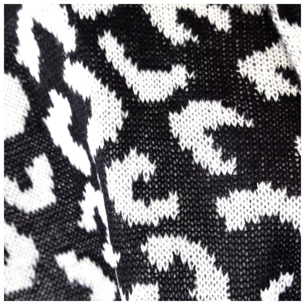 Reversible Squiggle Scarf - Picture 4 of 4