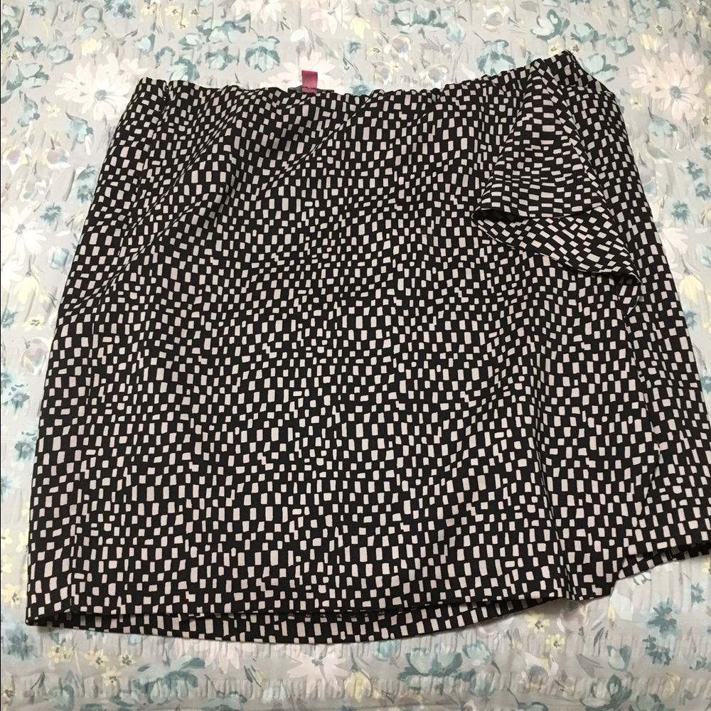 🚨lowered prices🚨Vince Camuto skirt