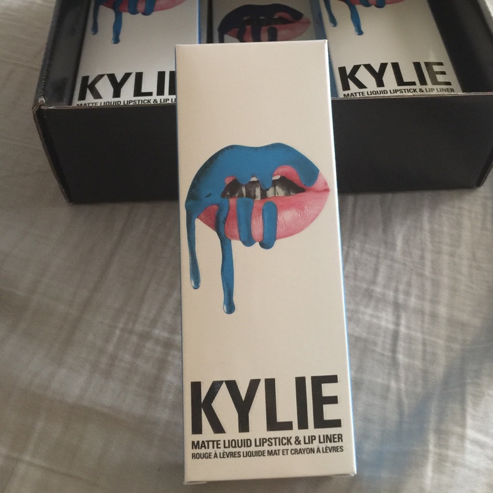 Kylie cosmetic lip kit Skyline