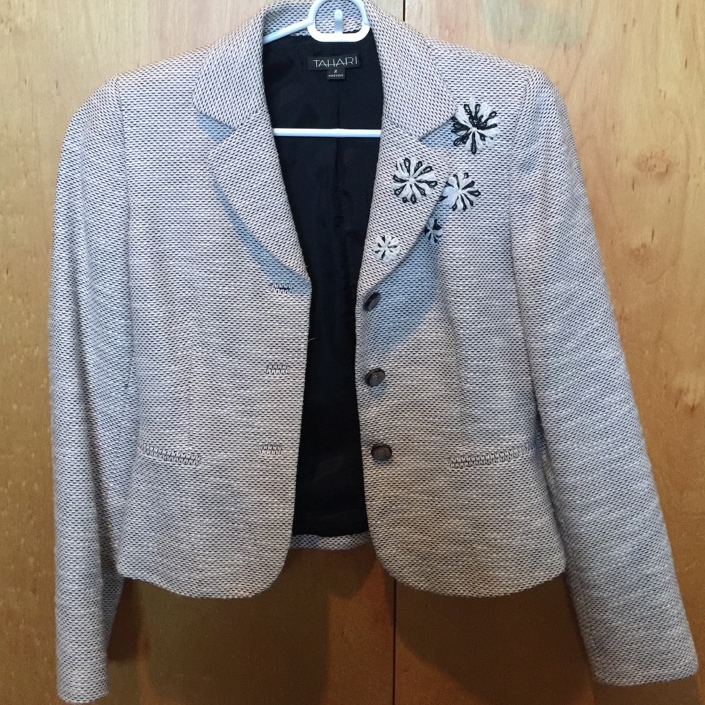 Tahari women's blazer with flower embroidery. Sz 2