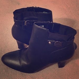 Size 10, Black point toe side zip booties.