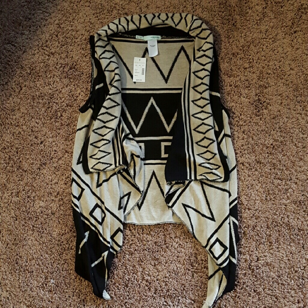 NWT-Fly away Aztec print sweater vest!