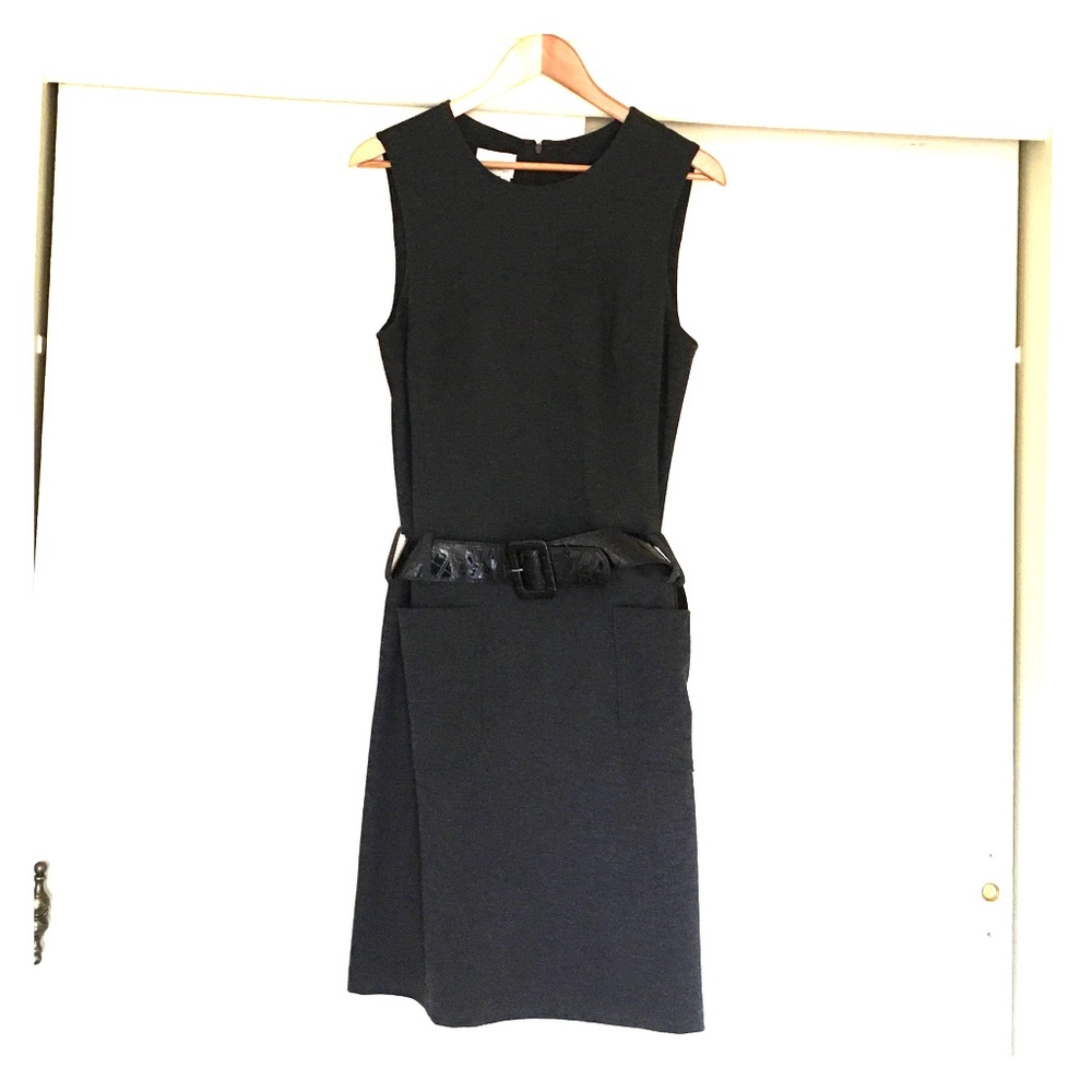 DONNA MORGAN grey dress with black crocodile belt