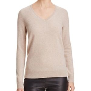 FALL TIME! 🍁 Bloomie's Cashmere V Neck Sweater
