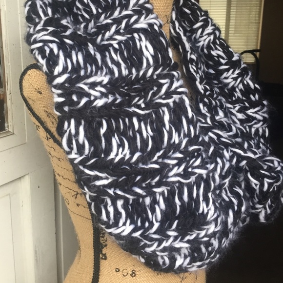 Very chunky warm scarf black and white - Picture 2 of 4