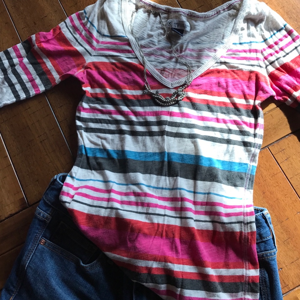 American Eagle Medium Long Sleeve VNeck