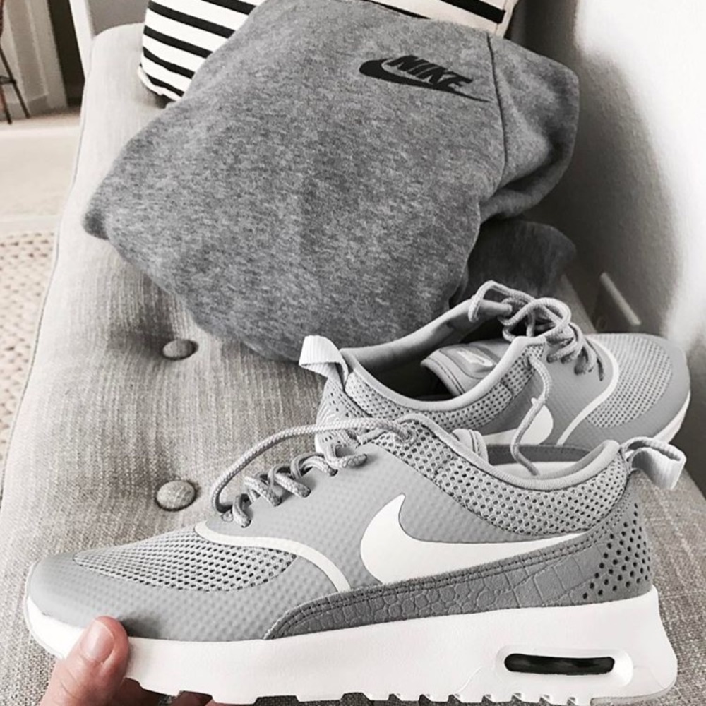 ๐HP๐ NIKE AIR MAX THEA MATTE SILVER NEW IN BOX - Picture 1 of 6
