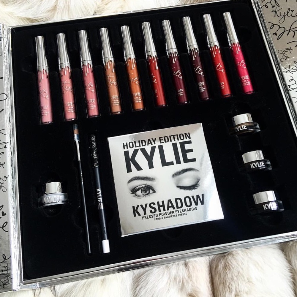 ❣SOLD❣✨Gourgeous set😍👌🏻  Holiday edition kylie✨