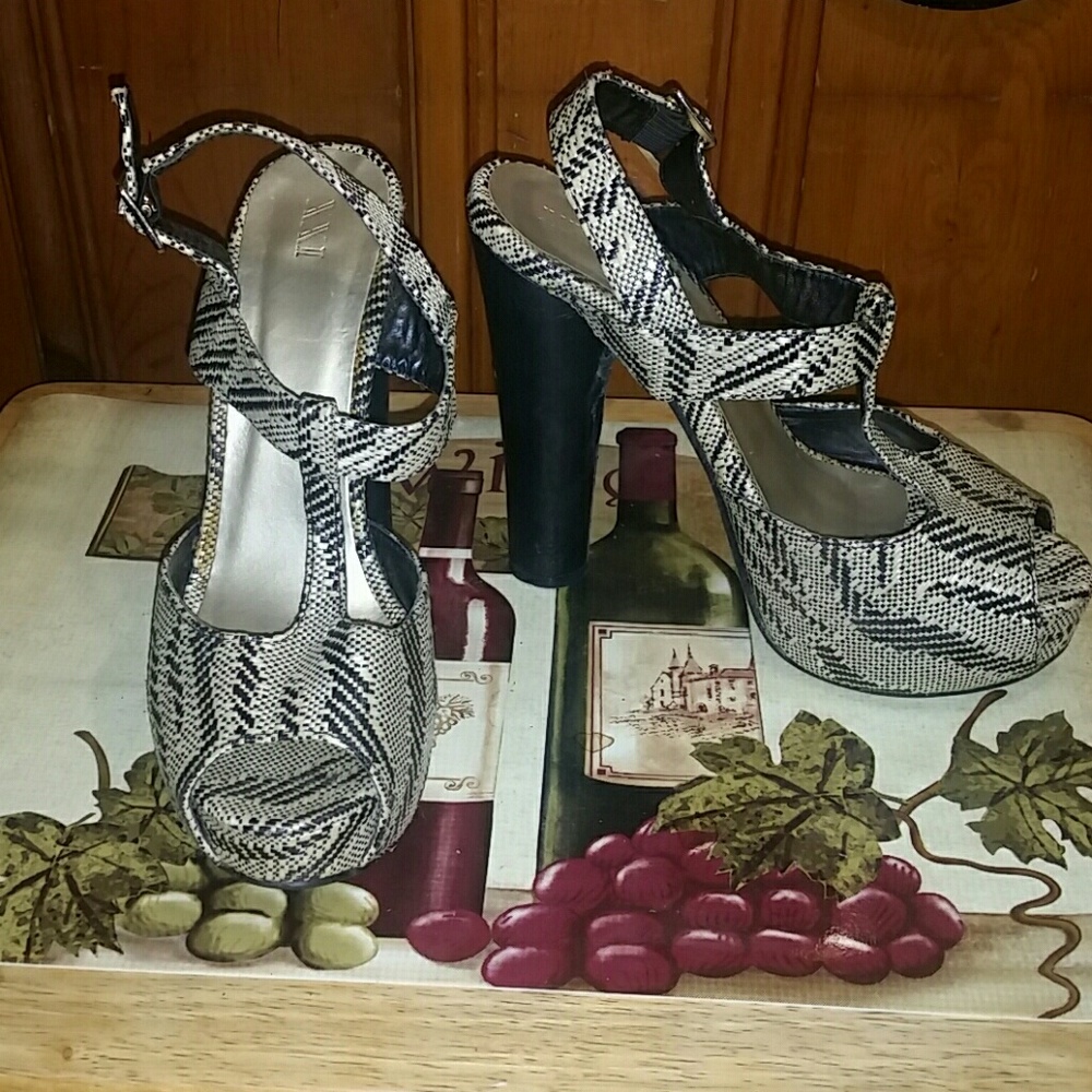 IXX Peep Toe Strappy Vintage Shoes Size 9