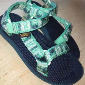 CLOSET CLEAR OUT! 🎉 Adorable new Teva sandals!