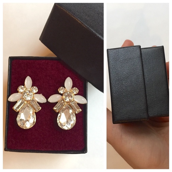 Beautiful Chic Stud CZ Earrings NWT - Picture 3 of 6