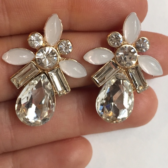 Beautiful Chic Stud CZ Earrings NWT - Picture 4 of 6