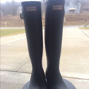 Black matte hunter boots!! Size 8