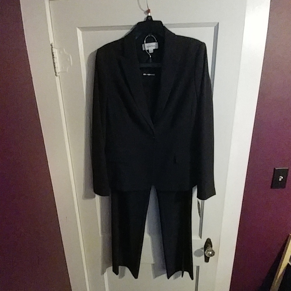 2-piece one-button Calvin Klein suit