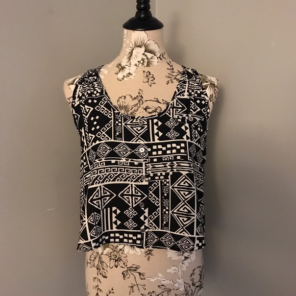 ❌SOLD❌ Geometric Patterned Crop Top - Picture 1 of 3