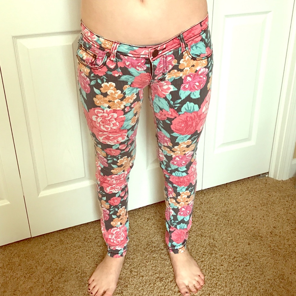 Flower print jeggings so cute!