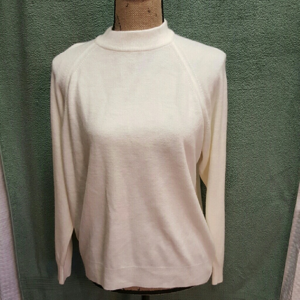 💲FINAL PRICE DROP💲Winter White Sweater