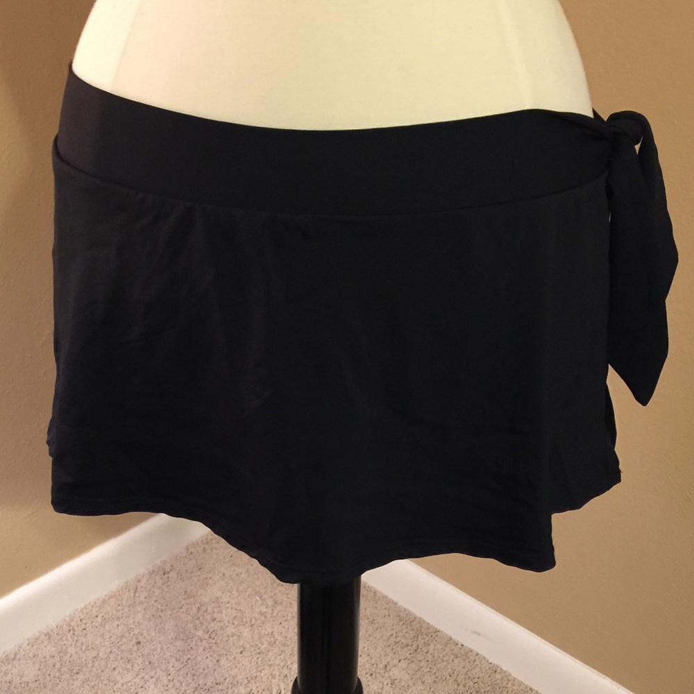 Chaps women's size 10 swimsuit bottom with skirt