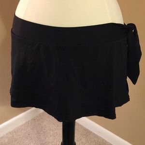 Chaps women's size 10 swimsuit bottom with skirt