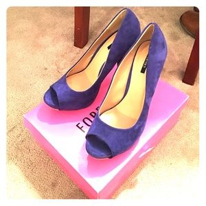 Size 9, royal blue suede platform, 4.5" heel.