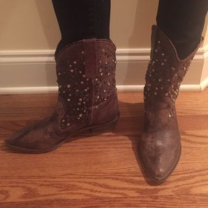 Studded cowgirl boots 🐴