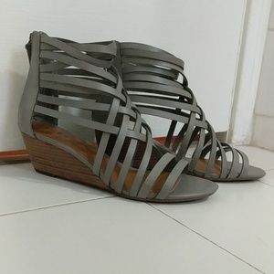 Hinge grey strappy sandals, wedge