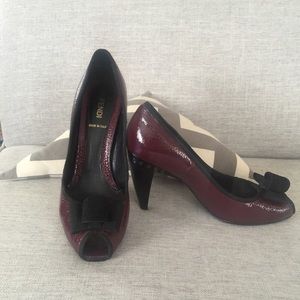 Fendi black burgundy bow peep toe pumps
