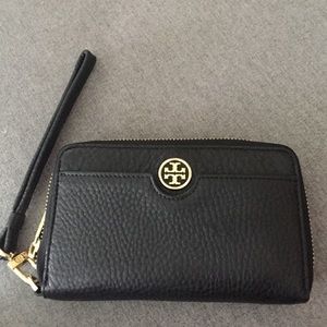 Great condition Tory Burch wallet ❤️