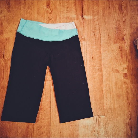 ⚡️FLASH SALE⚡️ Lululemon Astro Crop in Aqua + White - Picture 2 of 3