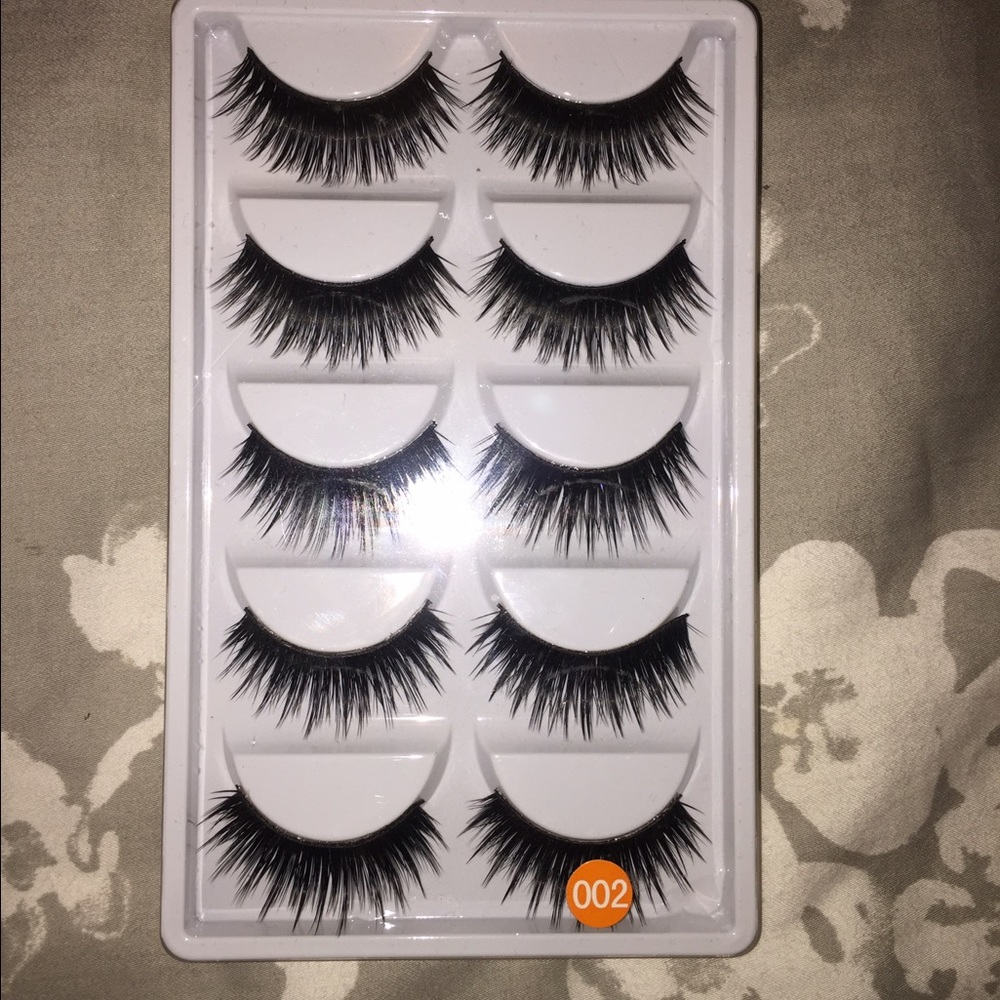 False eye lashes